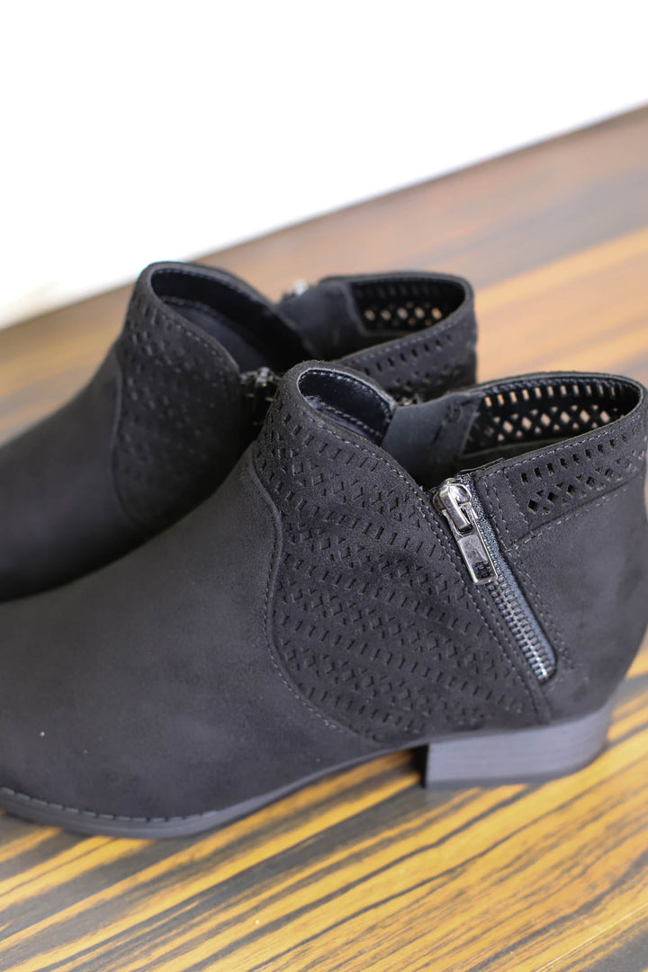 Busy Bootie : Black - ShopSpoiled