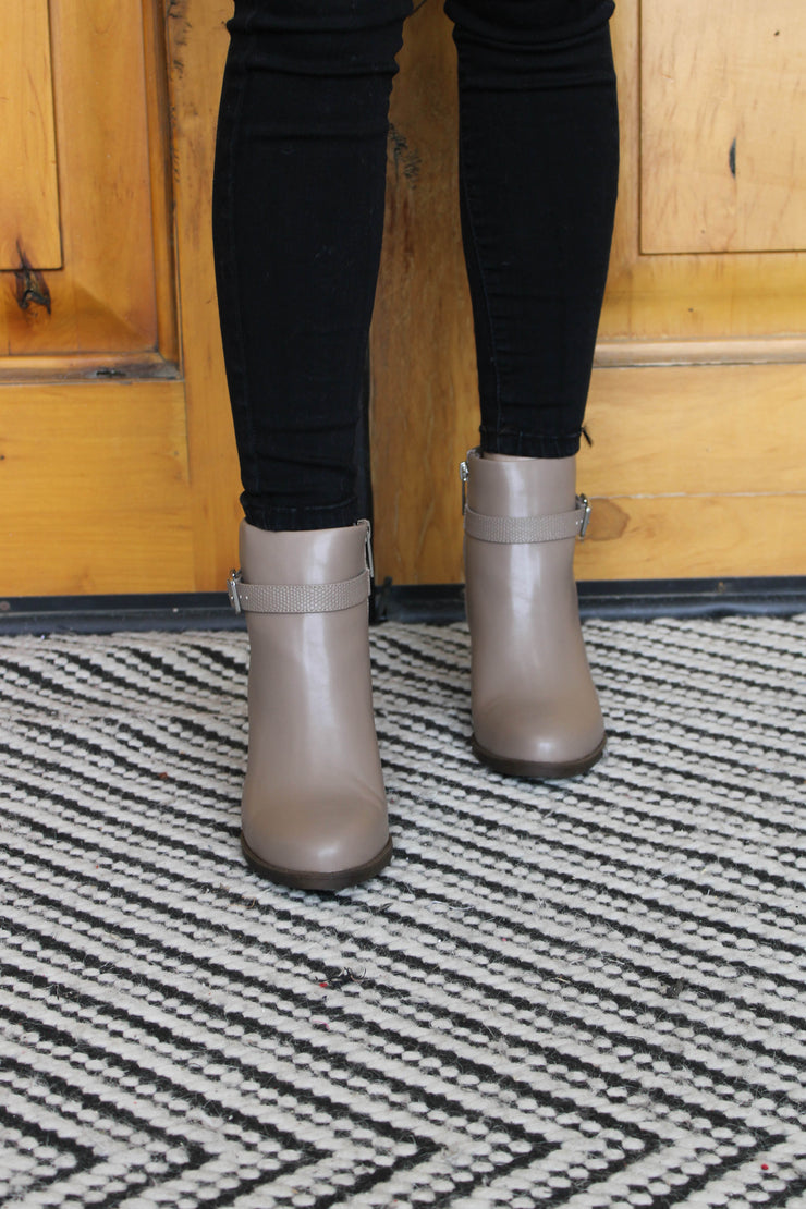 Jaz Booties: Taupe - ShopSpoiled